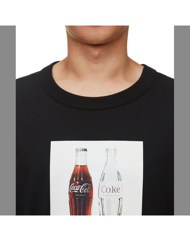 푸마 [푸마] 남성용 코카콜라 릴랙스 반팔 티셔츠 PUMA X COCA-COLA RELAXED TEE 블랙_53615901 착용컷