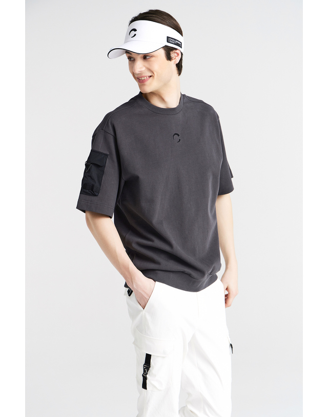 챌린저 PQ조직 소매포켓 라운드넥 남성 맨투맨 골프 반팔티셔츠 차콜 착용컷