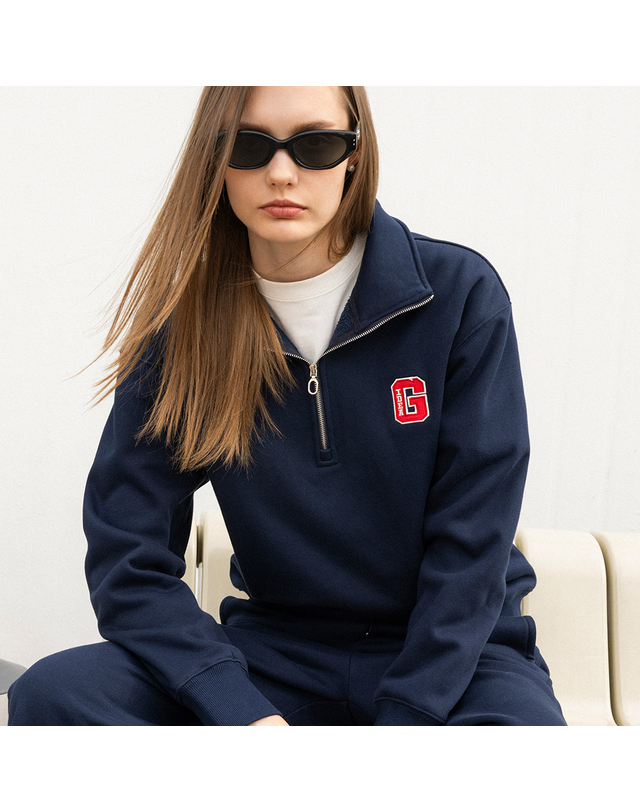 제너럴아이디어 UNISEX 로고 하프 집업 기모 맨투맨 [NAVY] / SBC4U02014 착용컷