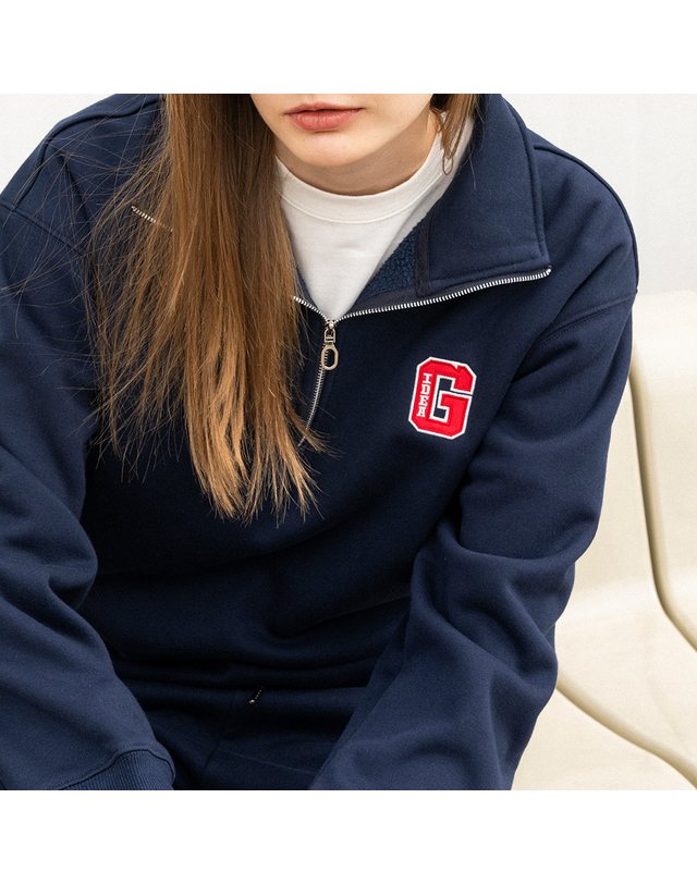 제너럴아이디어 UNISEX 로고 하프 집업 기모 맨투맨 [NAVY] / SBC4U02014 착용컷