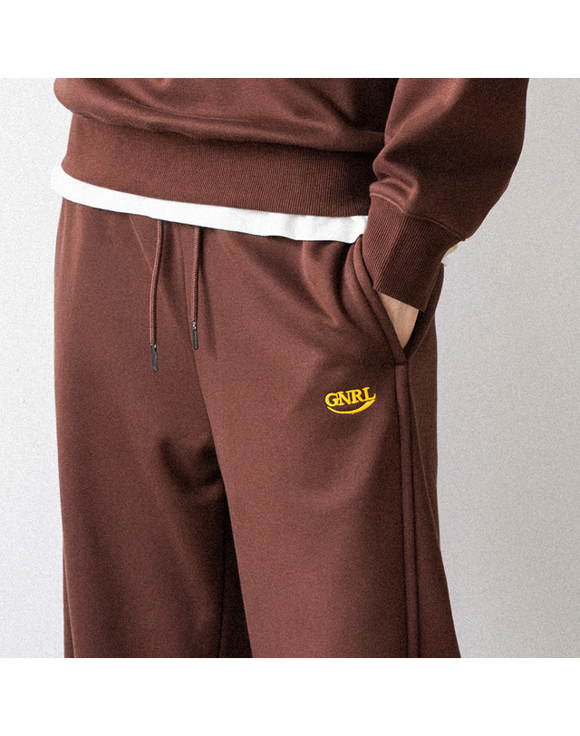 제너럴아이디어 UNISEX 기모 밴딩 스웨트 팬츠 [BROWN] / SBC4U11010 착용컷