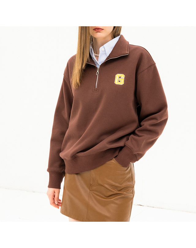 제너럴아이디어 UNISEX 로고 하프 집업 기모 맨투맨 [BROWN] / SBC4U02014 착용컷