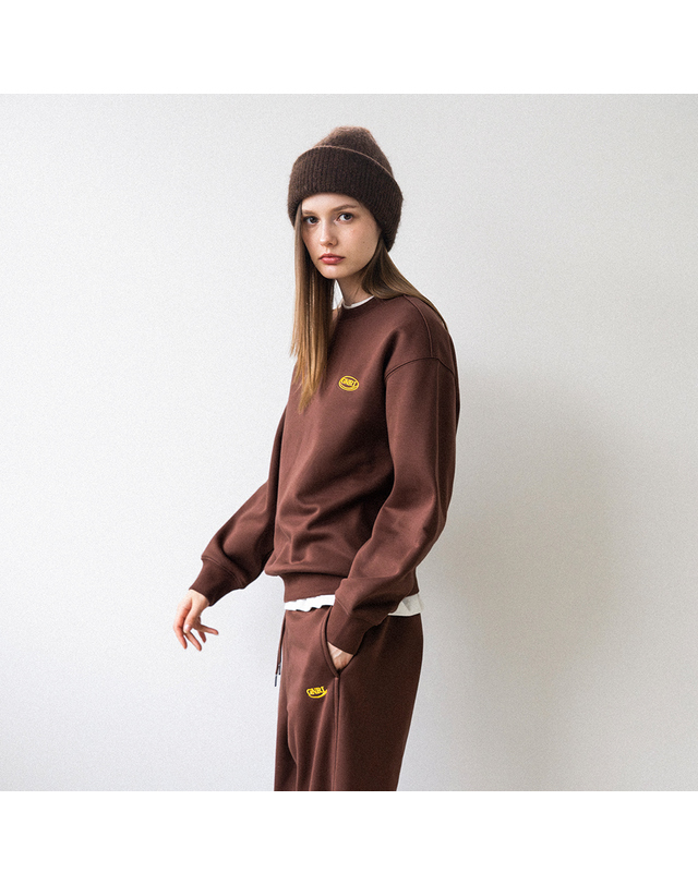제너럴아이디어 UNISEX GNRL 베이직 기모 맨투맨 [BROWN] / SBC4U02012 착용컷