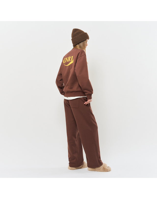 제너럴아이디어 UNISEX GNRL 베이직 기모 맨투맨 [BROWN] / SBC4U02012 착용컷