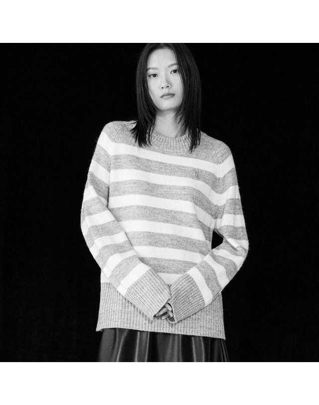 제너럴아이디어 WOMAN 울 스트라이프 래글런 풀오버 [GREY] / WBC4L05534 착용컷