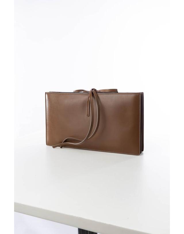피비 파일로 [해외직구] 26FW 피비 파일로 클러치 파우치 EB14LT0246 822CMS CARAMEL SILVER 착용컷
