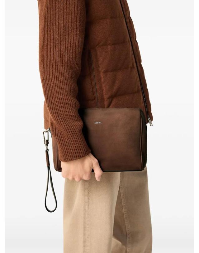 제냐 [해외직구] 26 FW 제냐 브라운 세컨드스킨 파우치 LHOTNE2014Z TP458435624 착용컷