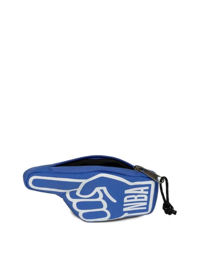 이스트팩 [해외직구] 26 FW 이스트팩 x NBA Fan Hand logo print clutch bag EK0A5BOID0U TP459763037 착용컷