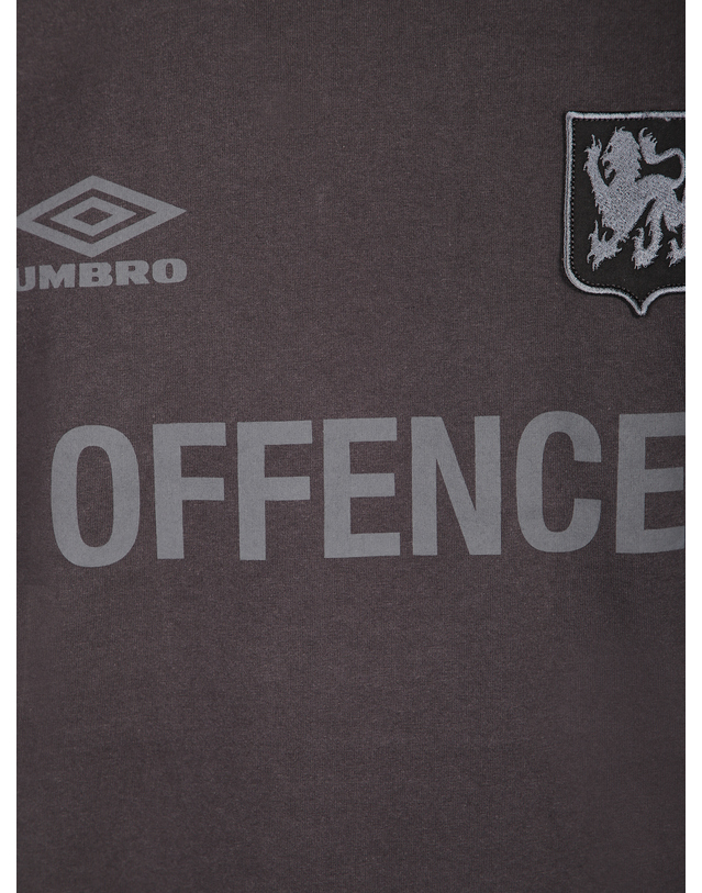 엄브로 [해외직구] 26SS 엄브로 블랙 코튼 T 셔츠 엄브로 로고 앤 Offence text 프린트 자수 crest on the 체스트 UBMW0414JYBLK0020 TP575961670 착용컷