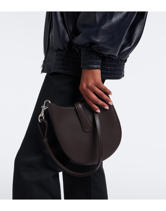 피비 파일로 [해외직구] 26 FW Phoebe Philo Mini Bean Sling 레더 숄더 백 TP581701469 착용컷