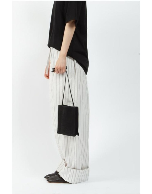더로우 더로우 25SS 스몰 투 고 누벅 백 SMALL TO GO W1779L81 BLACK ANS 착용컷