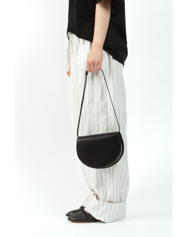 더로우 더로우 캔틴 숄더백 CANTEEN W1730L117 BLACK ANS 착용컷