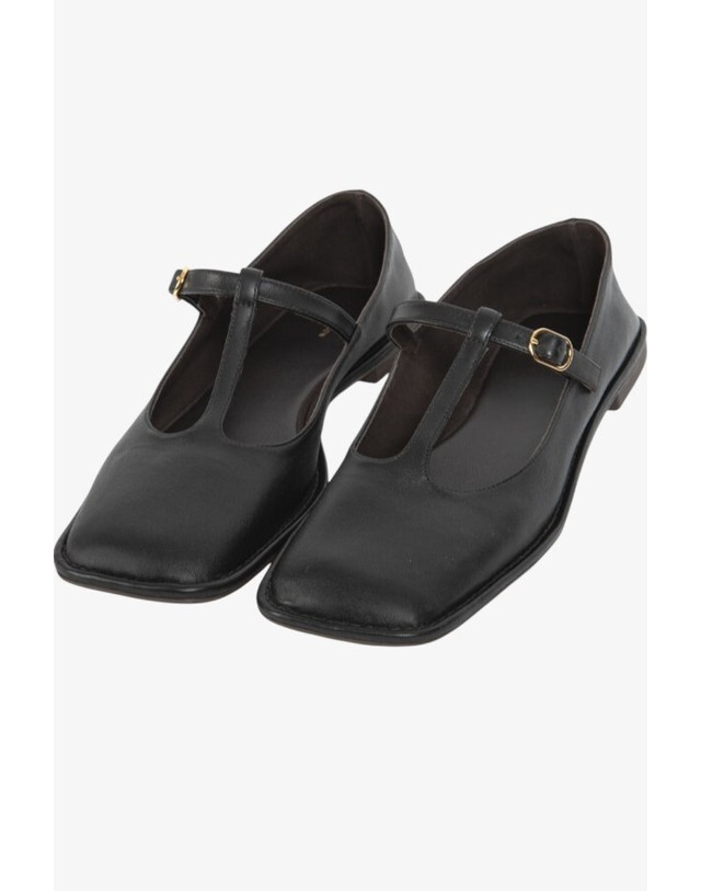 더로우 더로우 25SS 스퀘어 T스트랩 플랫 슈즈 SQUARE T-STRAP F1599SL3 BLK 착용컷