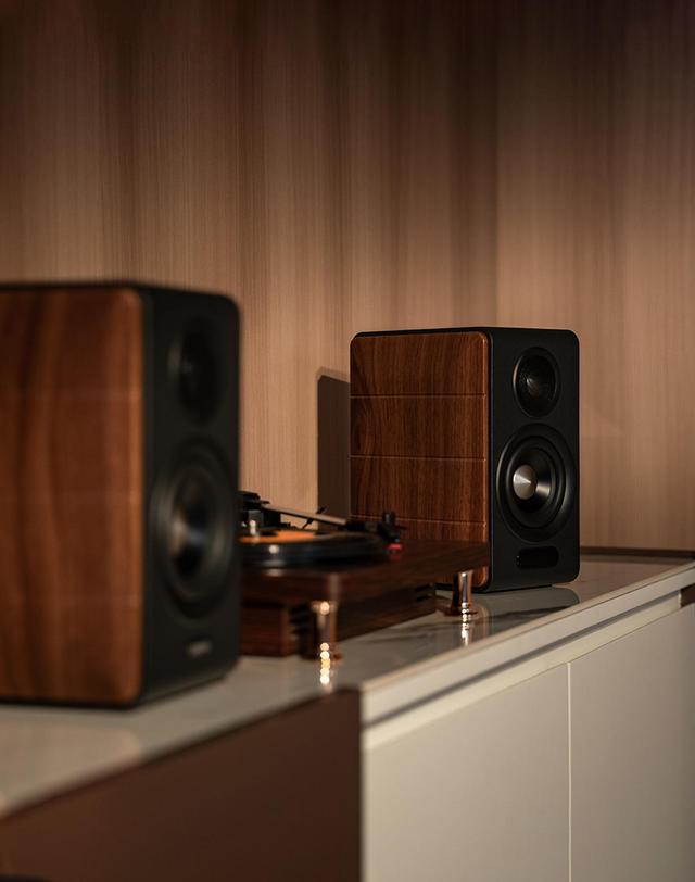 에디파이어 [EDIFIER] 에디파이어 S880DB MKII 블랙월넛 Hi-Fi 고음질 액티브 스피커 88W 착용컷