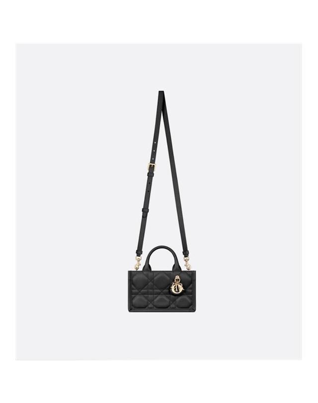 디올 [국내백화점/당일배송] 디올 Dior Book Tote 미니 백 S5573OWHP_M900 / 여성 토트백 착용컷