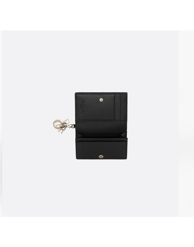 디올 [국내백화점/당일배송] 디올 Lady Dior Bloom 카드지갑 블랙페이턴트 까나쥬 송아지 S0011OVRB M900 착용컷
