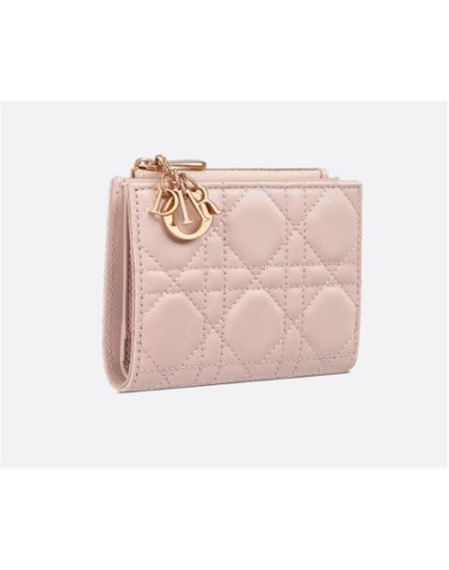 디올 [국내백화점/당일배송] 디올 Lady Dior Dahlia 지갑 파우더 핑크 S6037ONMJ_M413 / 여성 반지갑 착용컷