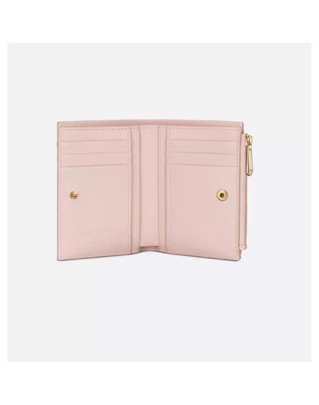 디올 [국내백화점/당일배송] 디올 Lady Dior Dahlia 지갑 파우더 핑크 S6037ONMJ_M413 / 여성 반지갑 착용컷