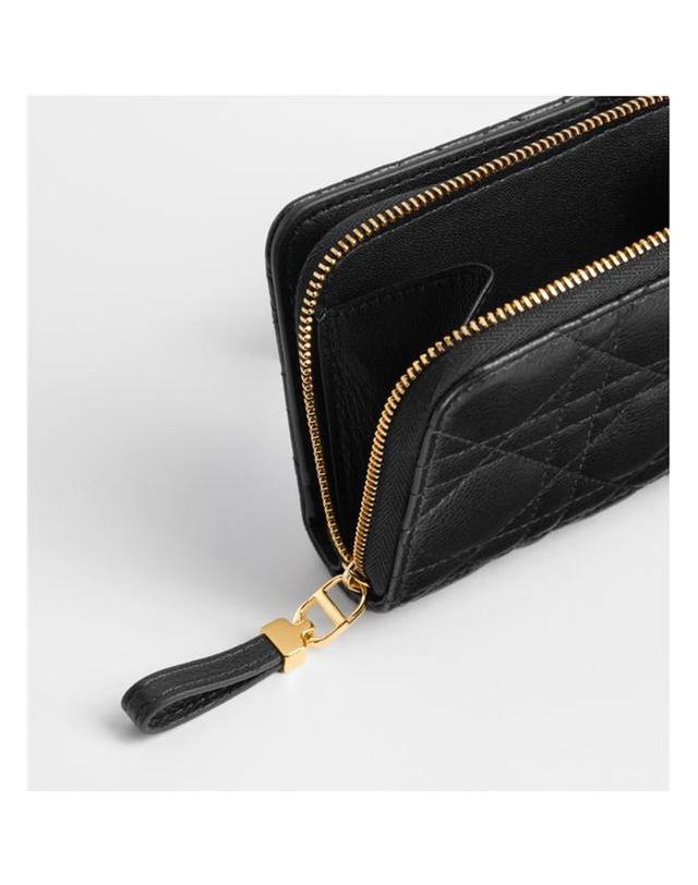 디올 [국내백화점/당일발송] [국내백화점/당일발송] 디올 Dior Caro Scarlet 지갑 S5032UWHC_M900 / 여성 반지갑 착용컷