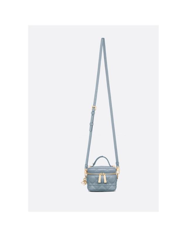 디올 [국내백화점/당일발송] [국내백화점/당일발송] 디올 Lady Dior 마이크로 베니티 케이스 S0935ONMJ_M81B / 여성 파우치백 착용컷