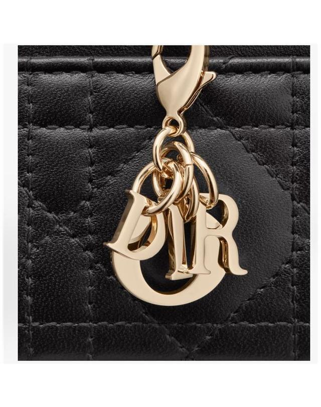 디올 [국내백화점/당일발송] [국내백화점/당일발송] 디올 Lady Dior Freesia 카드 지갑 블랙 까나쥬 양가죽 S0974ONMJ_M900 착용컷
