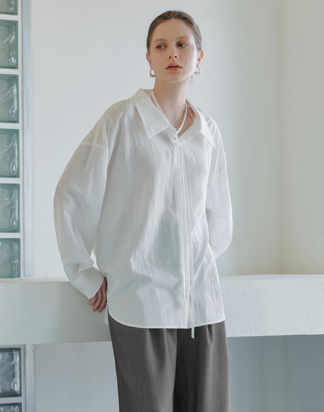 르제로 르제로 오버핏 스트랩 셔츠 / 아이보리 착용컷
