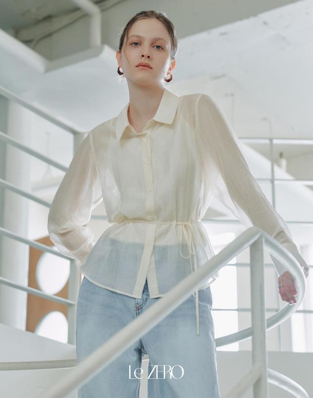 르제로 르제로 벨라 스트랩 블라우스 / 크림 착용컷