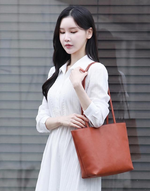 케이일일오 ROEN(로엔) 여성용 소가죽 숄더백 6컬러 블랙 착용컷