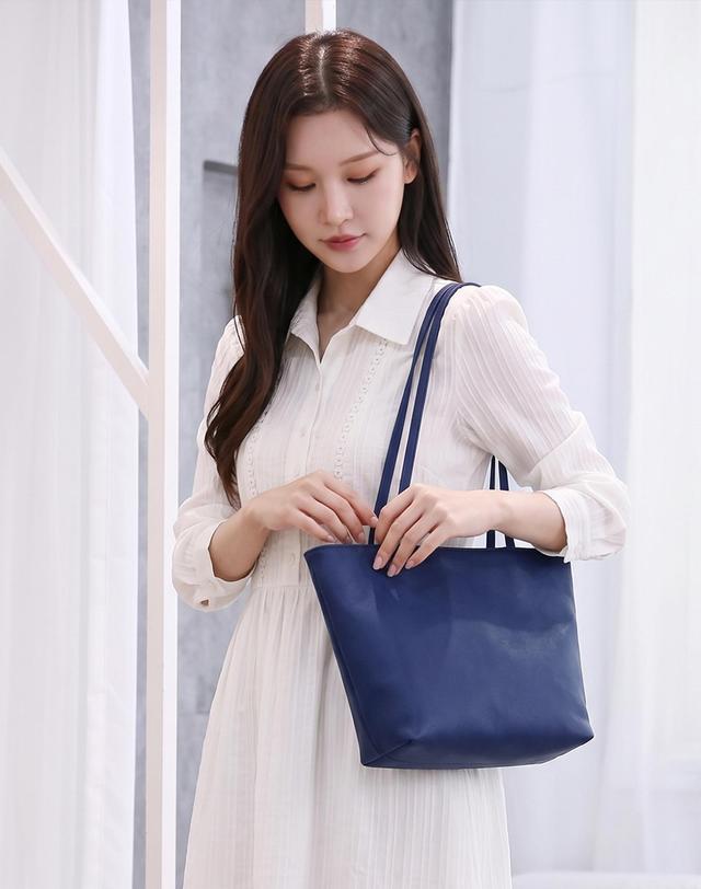 케이일일오 ROEN(로엔) 여성용 소가죽 숄더백 6컬러 블랙 착용컷