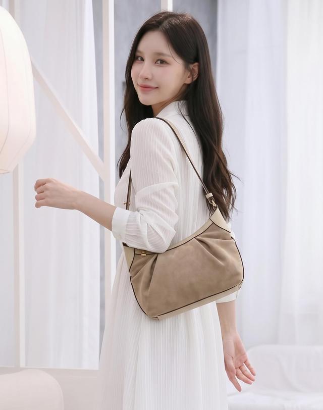 케이일일오 RION(리온) 스웨이드 여성용 숄더 겸 크로스백_4컬러 블랙 착용컷