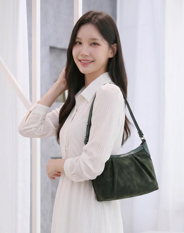 케이일일오 RION(리온) 스웨이드 여성용 숄더 겸 크로스백_4컬러 블랙 착용컷