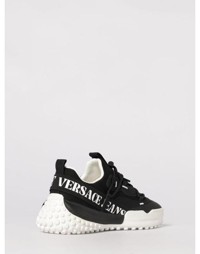 베르사체 26SS 베르사체 남성 진스 꾸뛰르 로고 프린트 로우탑 스니커즈 80YA3SN2ZSE10 899 Black BPG 착용컷
