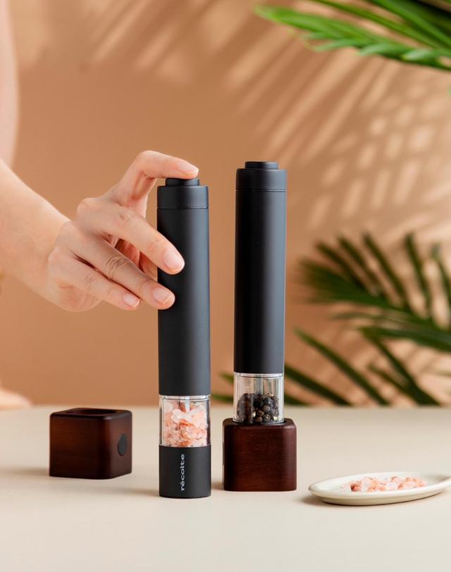 레꼴뜨 레꼴뜨 전동 소금 후추 그라인더 자동 페퍼밀 통후추 핑크솔트 2개1세트 착용컷