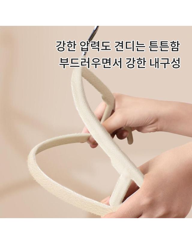 사만킬로미터 40000KM 어깨뿔방지 논슬립 반원형 플란넬 회전형 옷걸이 20개입 착용컷