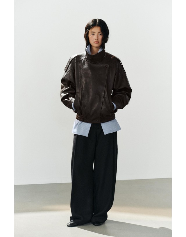 자라 자라 레더 이펙트 오버핏 자켓 4391/892/700 BROWN 초콜릿 착용컷