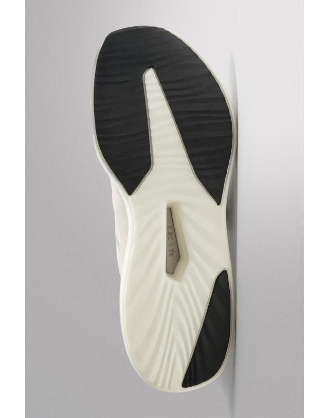 자라 자라 브리더블 니트 러닝화 2382/720/001 WHITE 아이보리 착용컷