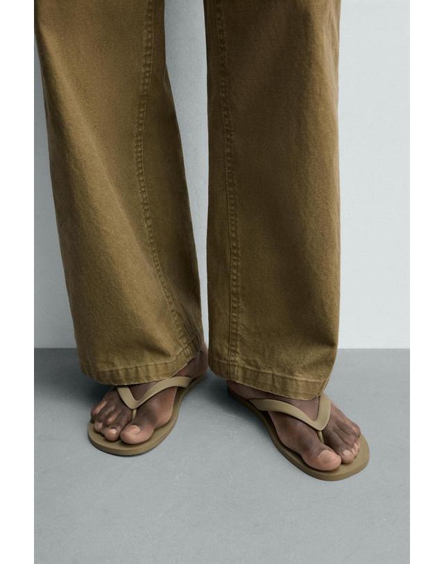 자라 자라 러버 스트랩 플랫 샌들 2796/720/131 TAUPE GREY 베이지 착용컷