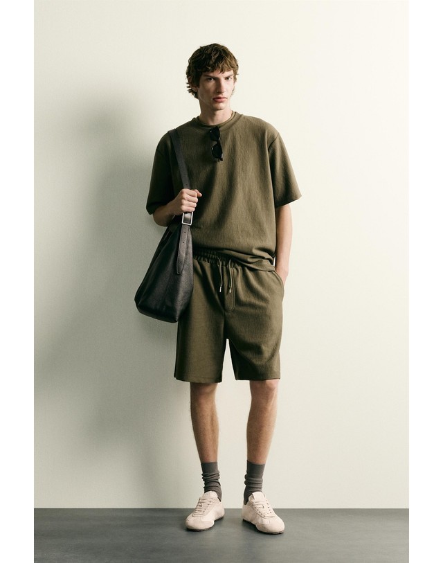 자라 자라 텍스처 릴렉스핏 조거 버뮤다 반바지 3992/431/505 KHAKI 카키 착용컷