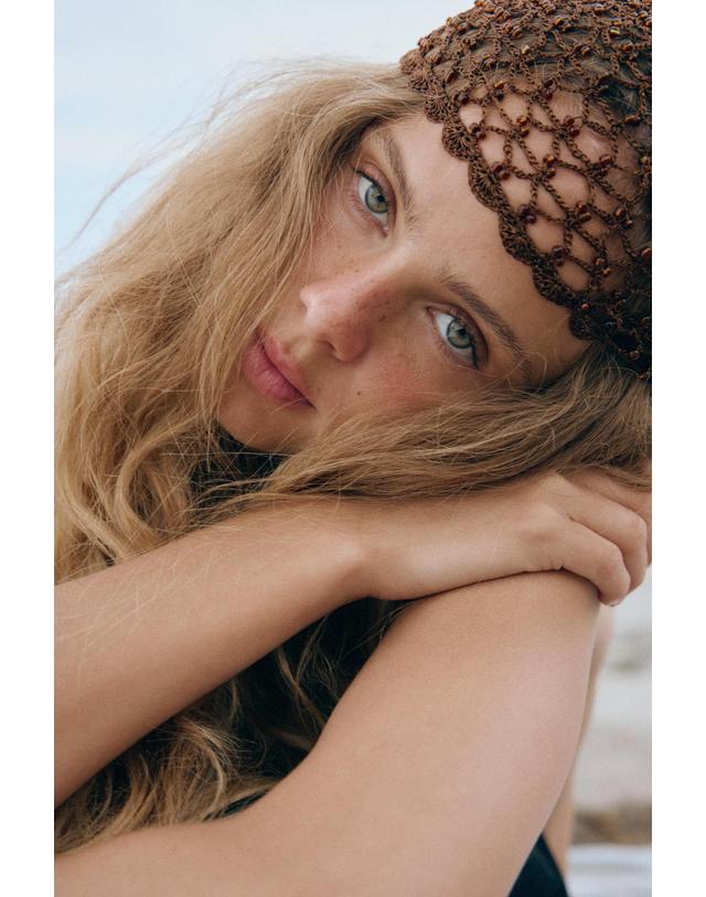 자라 자라 크로셰 비즈 스컬캡 비니 3920/235/700 BROWN 초콜릿 착용컷