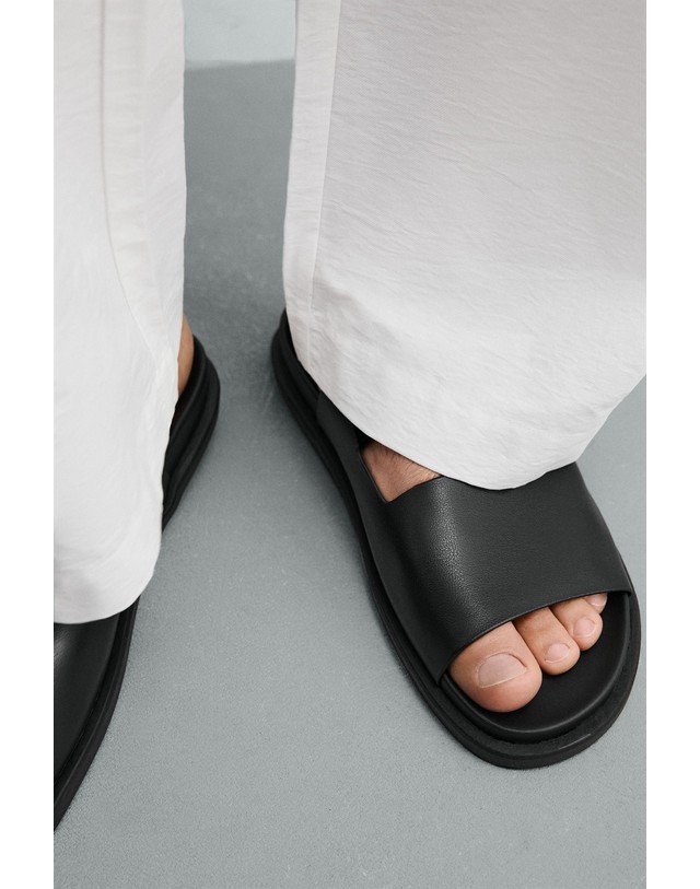 자라 자라 와이드 스트랩 플랫 슬라이드 샌들 2731/820/800 BLACK 블랙 착용컷