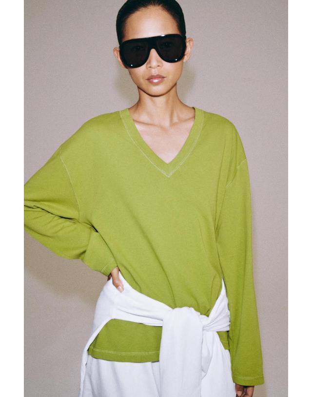 자라 자라 레귤러핏 브이넥 긴팔 코튼 티셔츠 0858/005/511 PISTACHIO 연두 착용컷