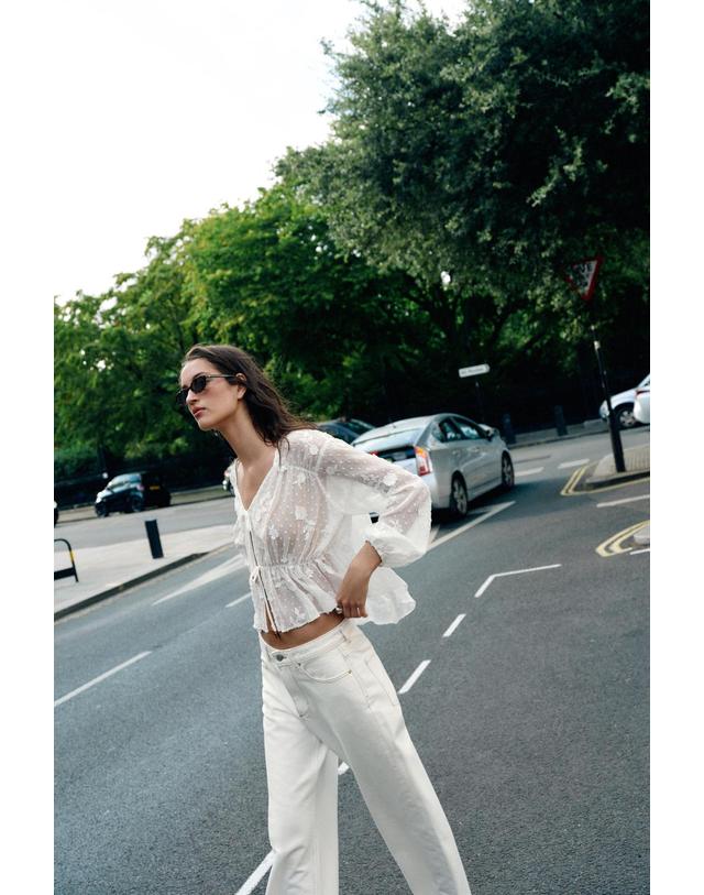 자라 자라 도트 메쉬 자수 브이넥 블라우스 3098/897/250 WHITE 화이트 착용컷
