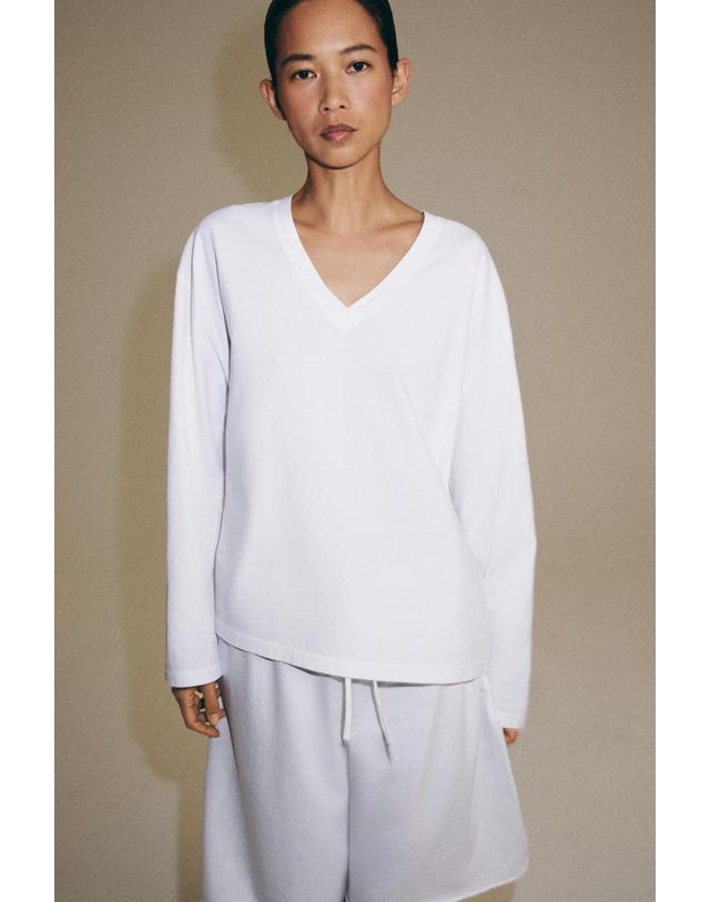 자라 자라 레귤러핏 브이넥 긴팔 코튼 티셔츠 0858/005/250 WHITE 화이트 착용컷