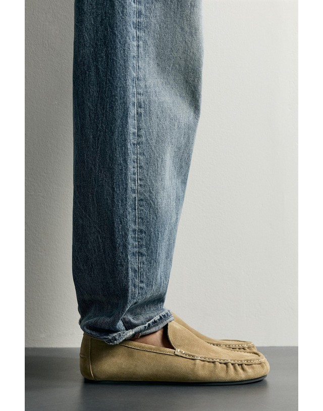 자라 자라 스플릿 스웨이드 모카신 로퍼 2680/820/102 BEIGE 카키 착용컷