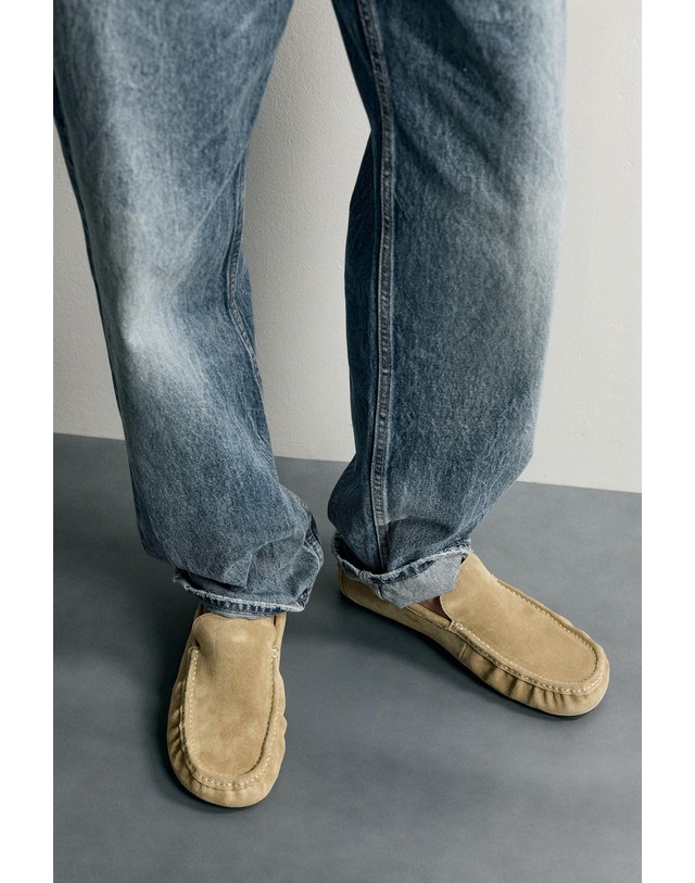 자라 자라 스플릿 스웨이드 모카신 로퍼 2680/820/102 BEIGE 카키 착용컷