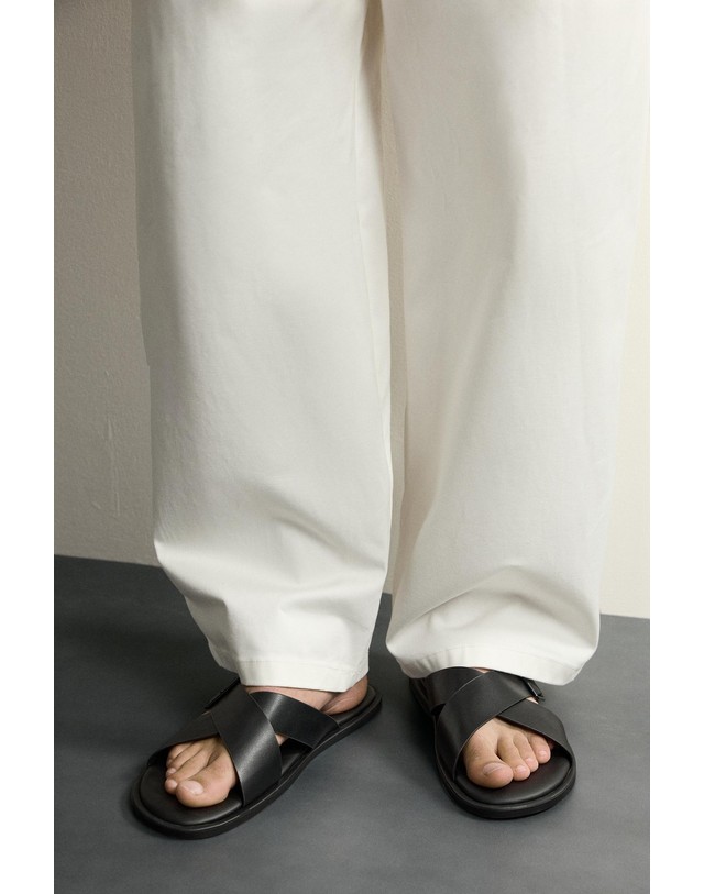 자라 자라 버클 크로스 스트랩 슬라이드 샌들 2782/820/800 BLACK 블랙 착용컷