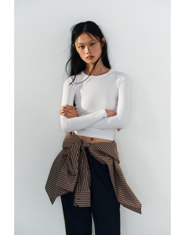 자라 자라 슬림핏 라운드넥 긴팔 티셔츠 4424/802/250 WHITE 화이트 착용컷