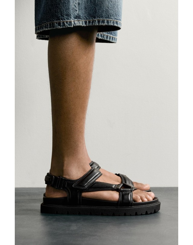 자라 자라 벨크로 스트랩 트랙솔 샌들 2792/820/800 BLACK 블랙 착용컷