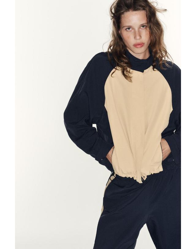 자라 자라 하이넥 드로스트링 나일론 자켓 5063/709/091 BEIGE / NAVY 멀티컬러 착용컷