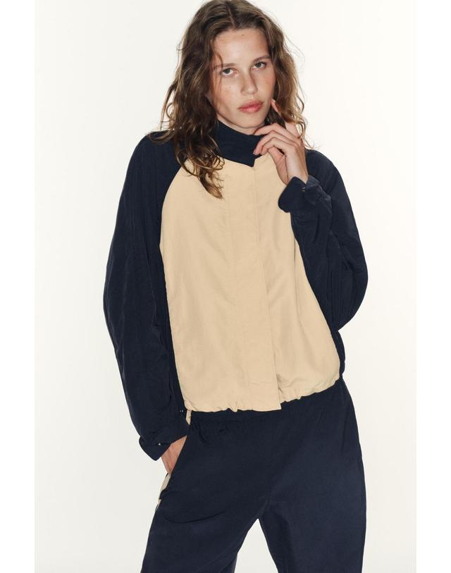 자라 자라 하이넥 드로스트링 나일론 자켓 5063/709/091 BEIGE / NAVY 멀티컬러 착용컷